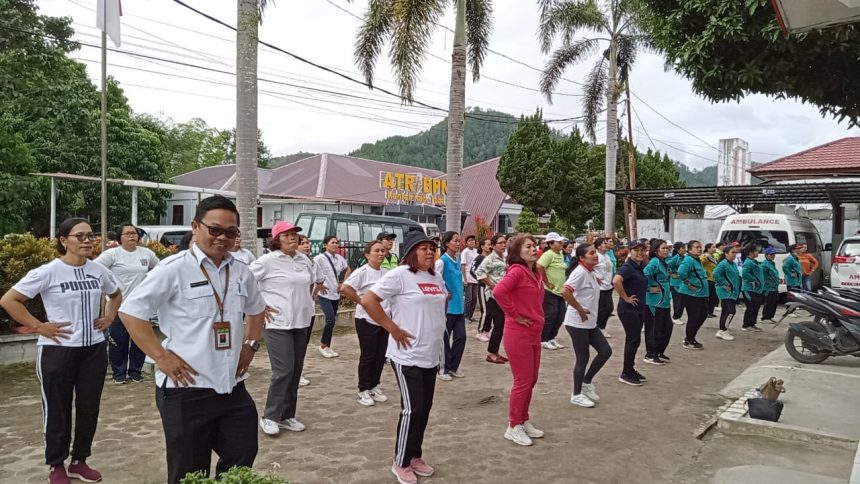 Senam Germas di Dinas Kesehatan Kabupaten Toba