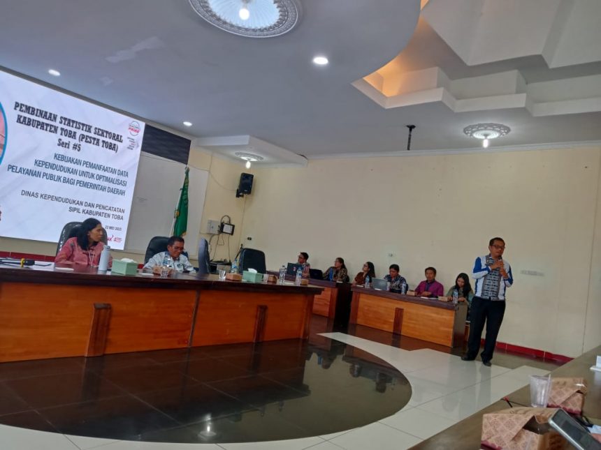 Kebijakan Pemanfaatan Data Kependudukan untuk Optimalisasi Pelayanan Publik bagi Pemerintah Daerah Kebijakan Pemanfaatan Data Kependudukan untuk Optimalisasi Pelayanan Publik bagi Pemerintah Daerah