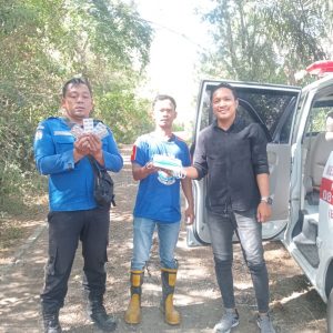 Dinas Kesehatan membagikan masker untuk petugas pemadam kebakaran