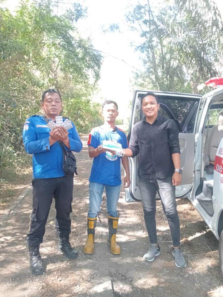 Dinas Kesehatan membagikan masker untuk petugas pemadam kebakaran