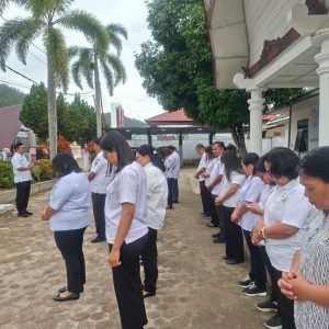 Apel pagi Dinas Kesehatan Kabupaten Toba dipimpin oleh Kepala Dinas