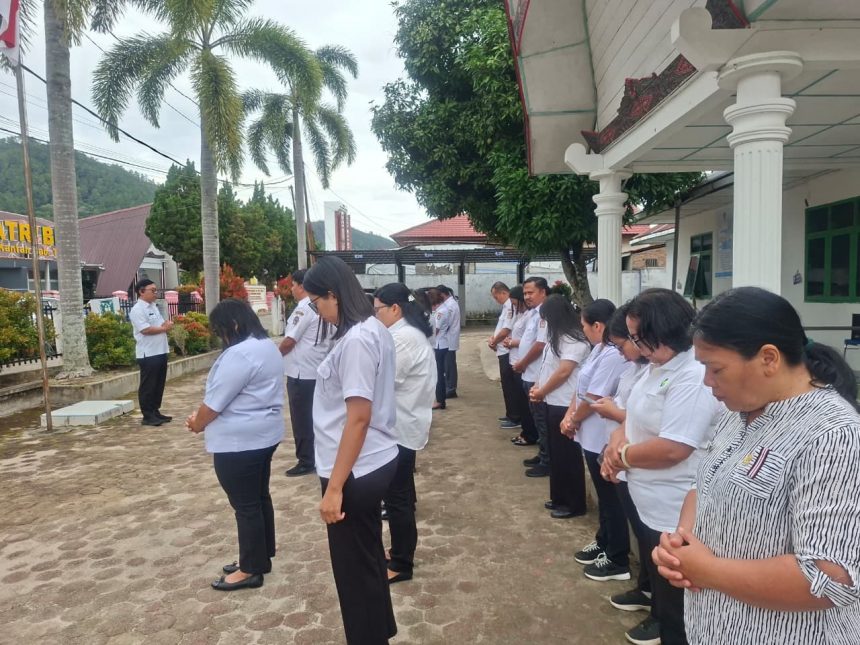 Apel pagi Dinas Kesehatan Kabupaten Toba dipimpin oleh Kepala Dinas Apel pagi Dinas Kesehatan Kabupaten Toba dipimpin oleh Kepala Dinas